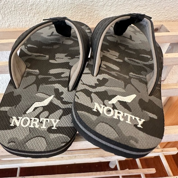 NORDY Kids Camo Flip Flops Black and Gray 11 - Picture 2 of 3